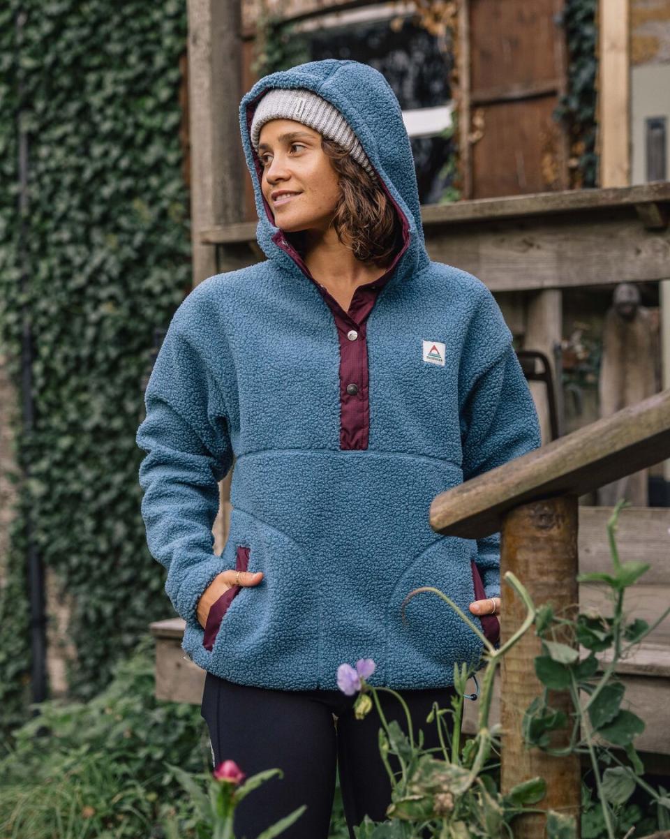 Calla Hooded Pullover Recycled Fleece Washed Blue Inviting Passenger Clothing Women Fleece